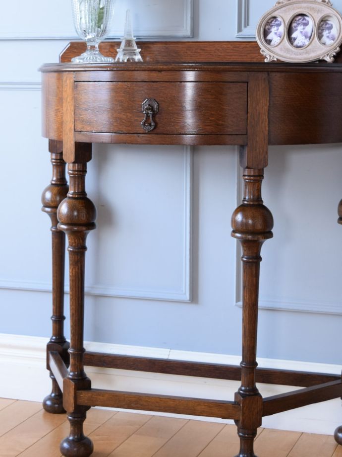 アンティーク家具らしさが漂うコンソールテーブル