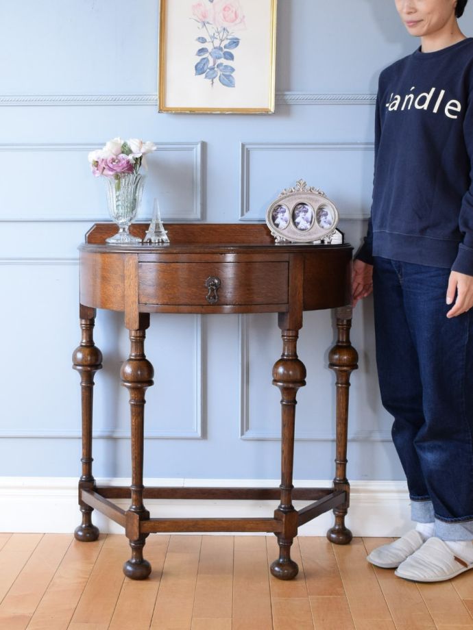 英国アンティークのコンソールテーブル