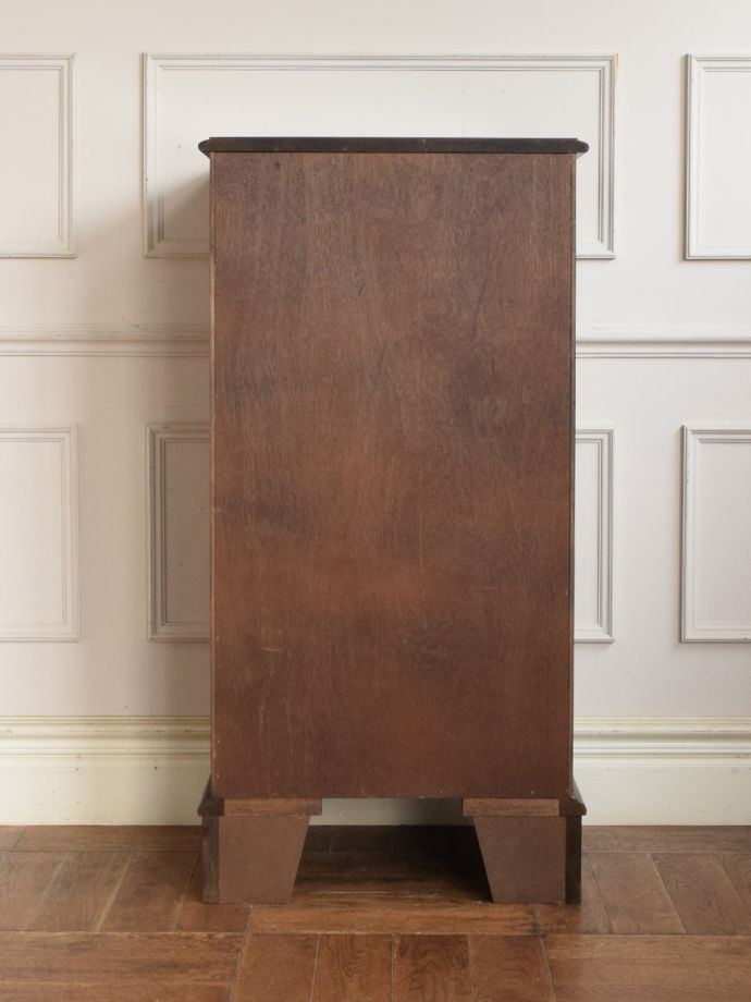 アンティークチェストの後ろ姿