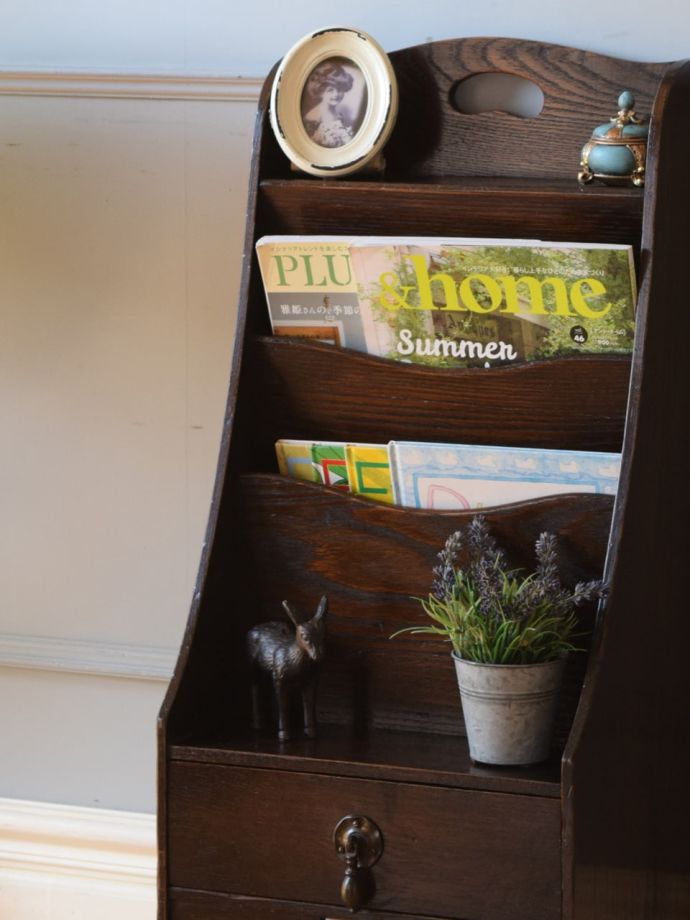 マガジンラック付きの本棚