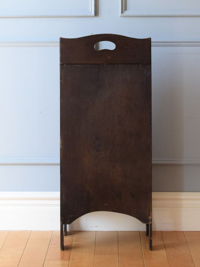 マガジンラックの後ろ姿