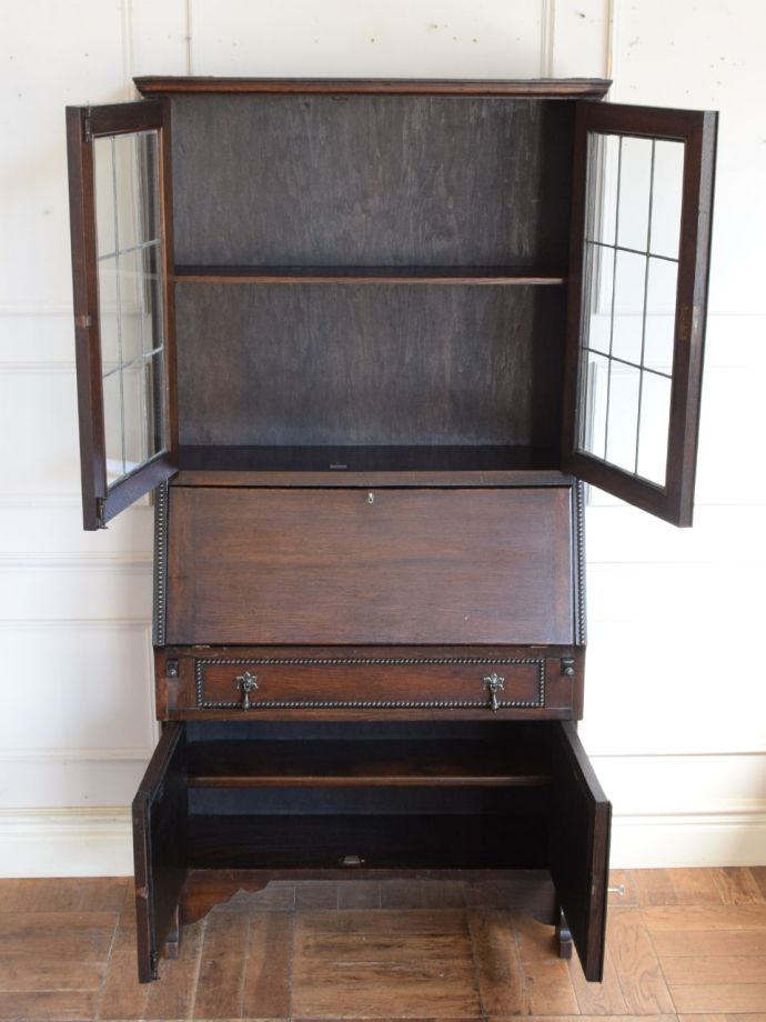 ビューローキャビネットの扉の中