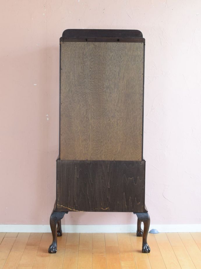 キャビネットの後ろ姿