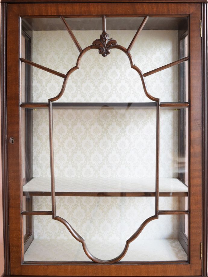 英国アンティーク家具らしい装飾