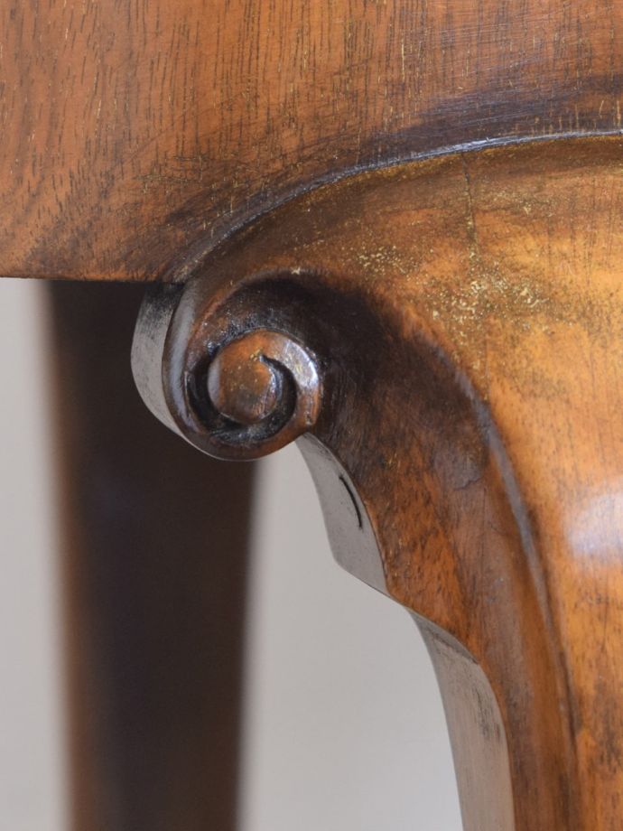 英国アンティーク家具らしい装飾