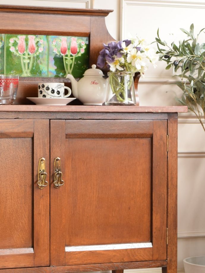 アンティーク家具でしか手に入らないキャビネット