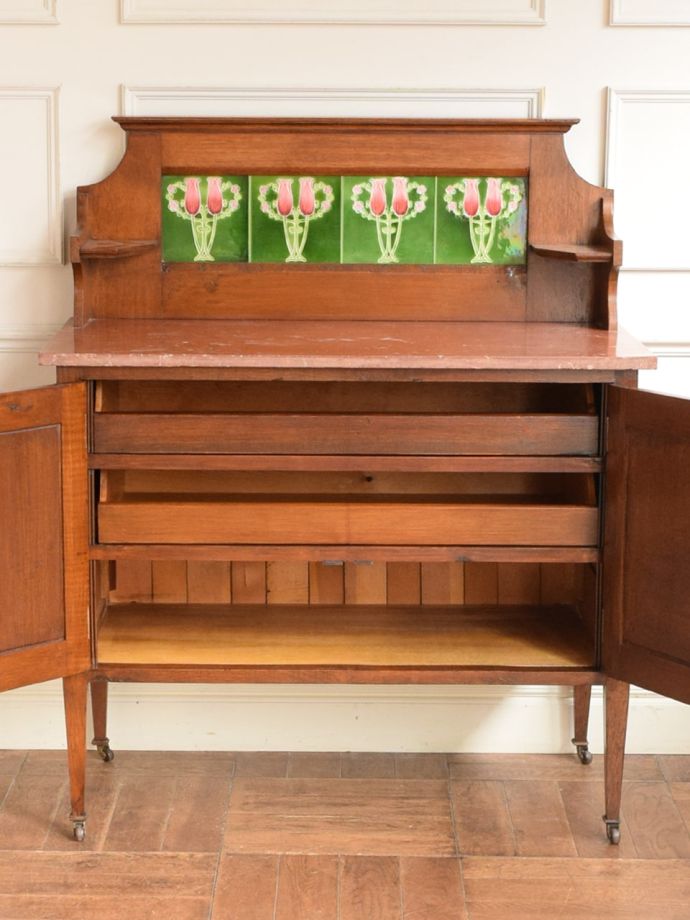 キャビネットの扉の中