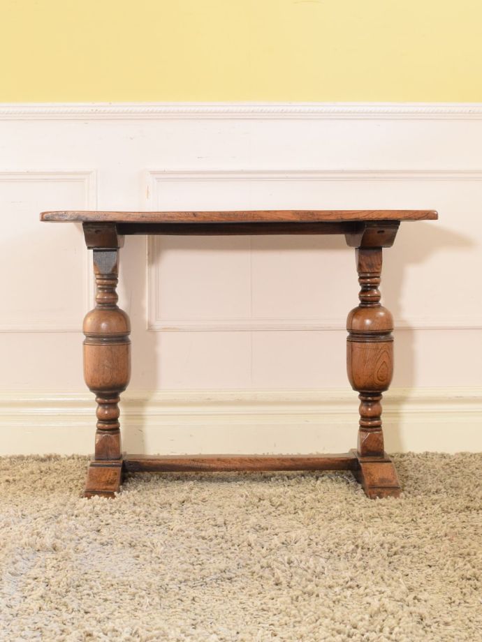 アンティークテーブルの横顔