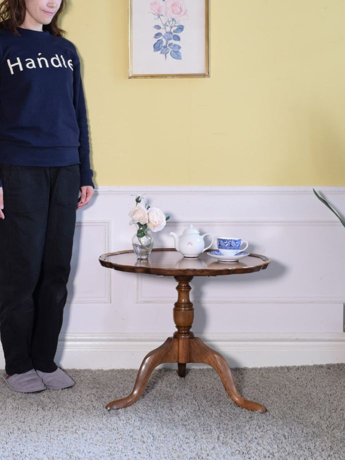 アンティークのサイドテーブル