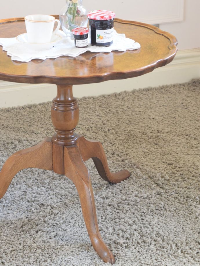 おしゃれなアンティークのテーブル