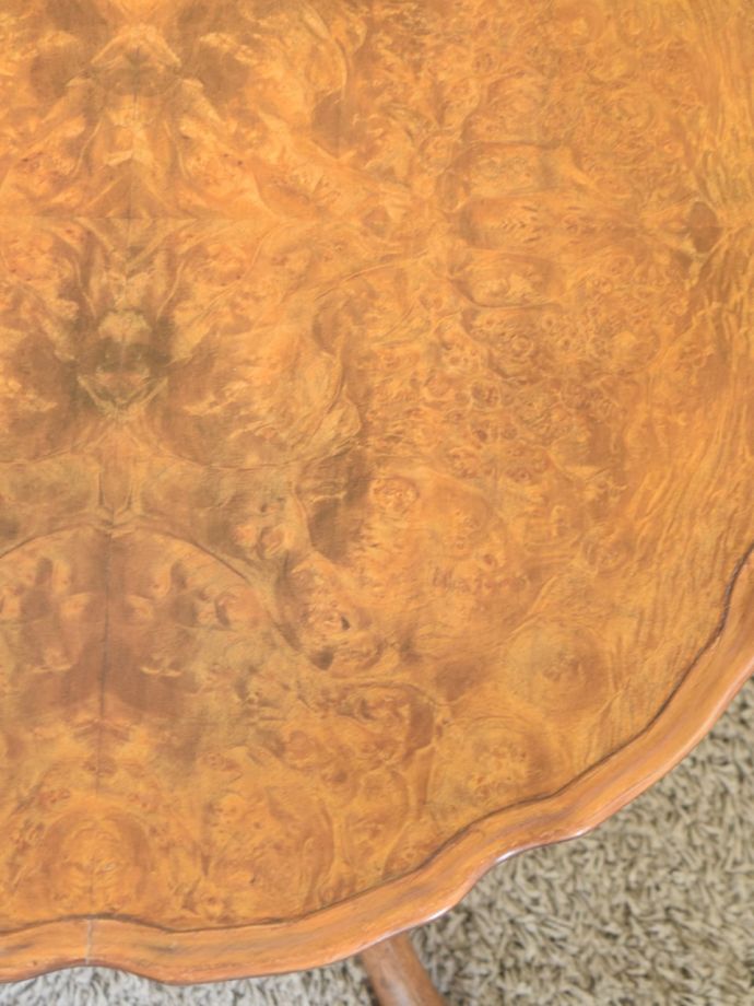 アンティークテーブルの美しい天板