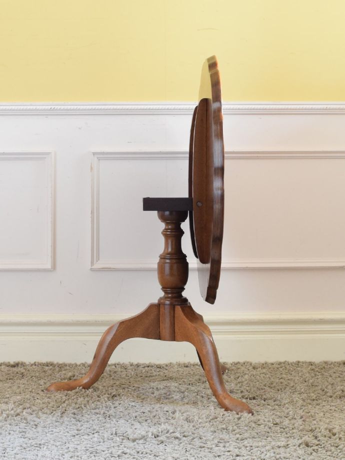 ティルトップテーブルの側面