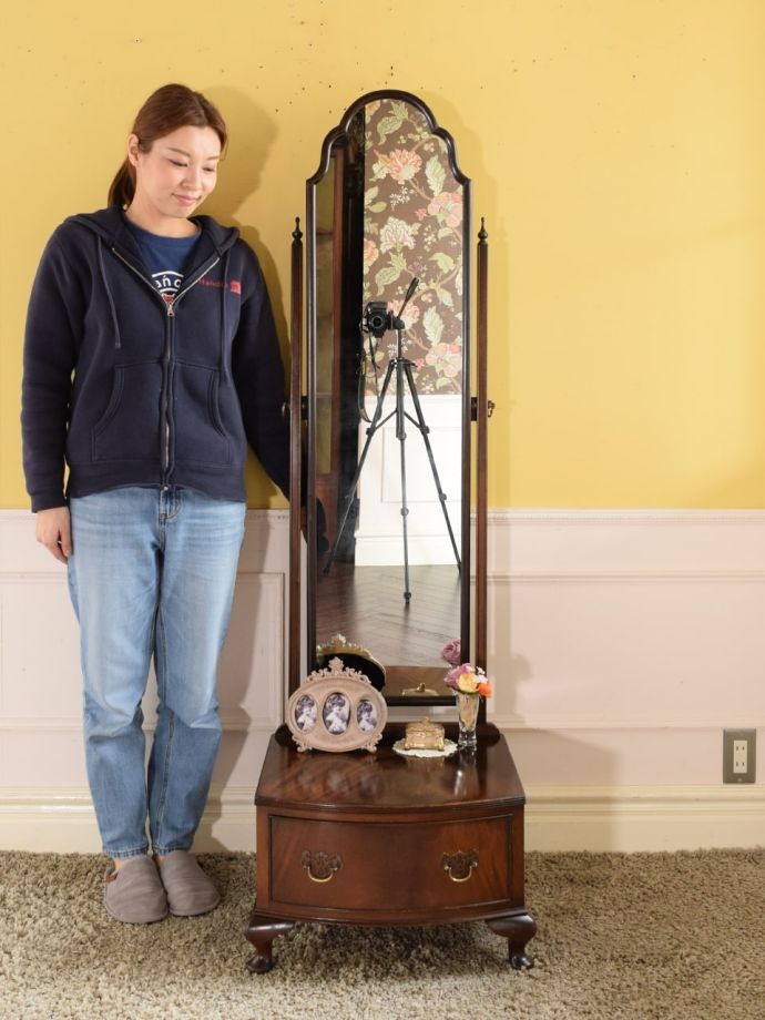 英国アンティークのドレッサー