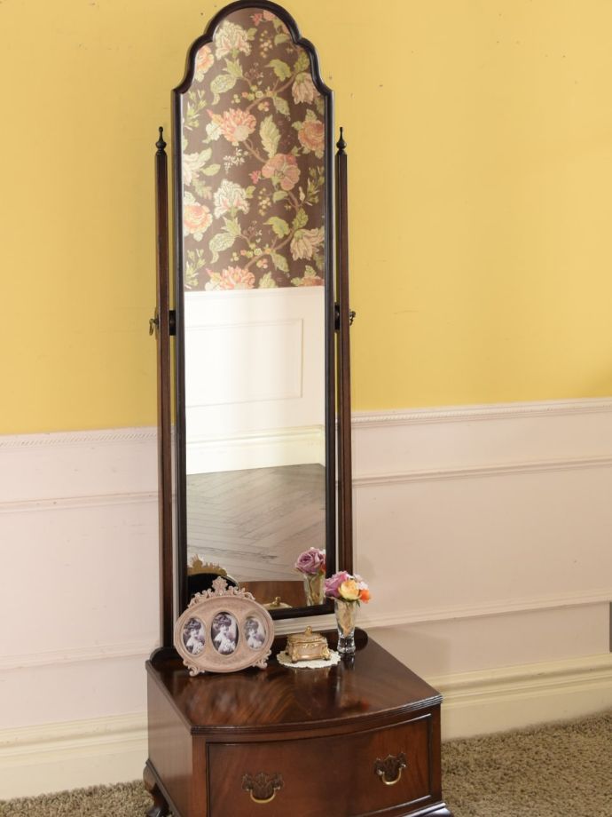 ドレッサーの美しい杢目