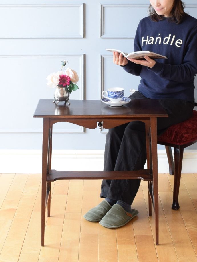 アンティークのオケージョナルテーブル