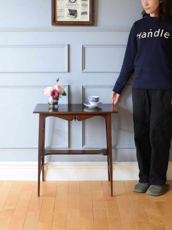 美しいアンティークのテーブル