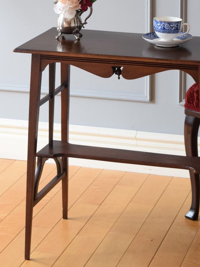 英国のアンティーク家具らしいデザイン