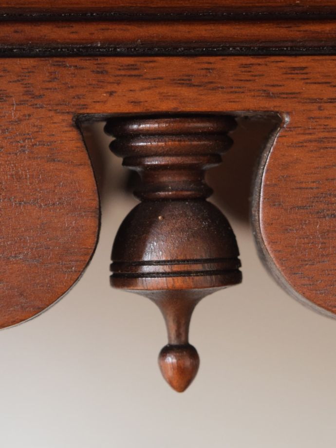 英国アンティーク家具らしい装飾