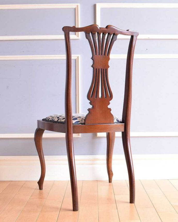 アンティークのサロンチェアの後ろ姿