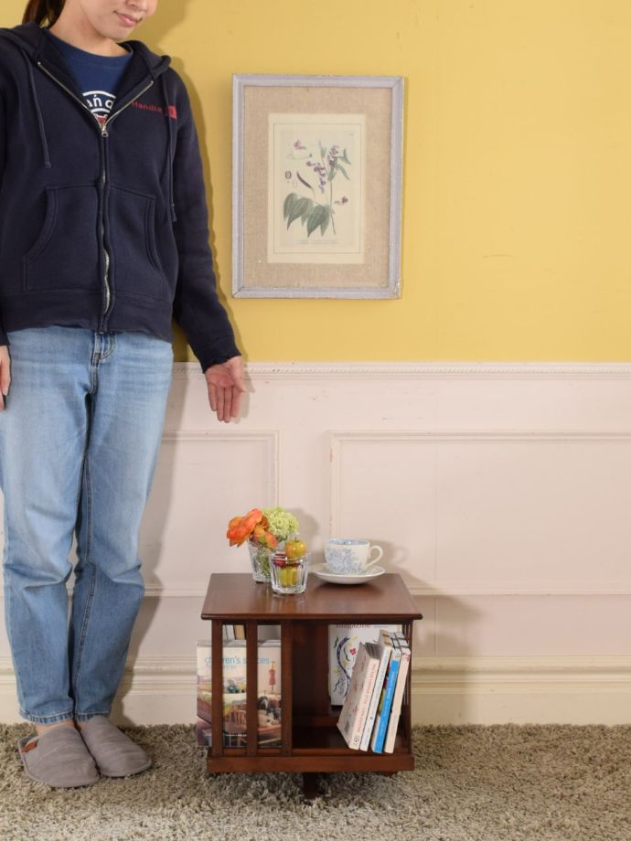 英国のアンティーク家具、リボルビングブックケース