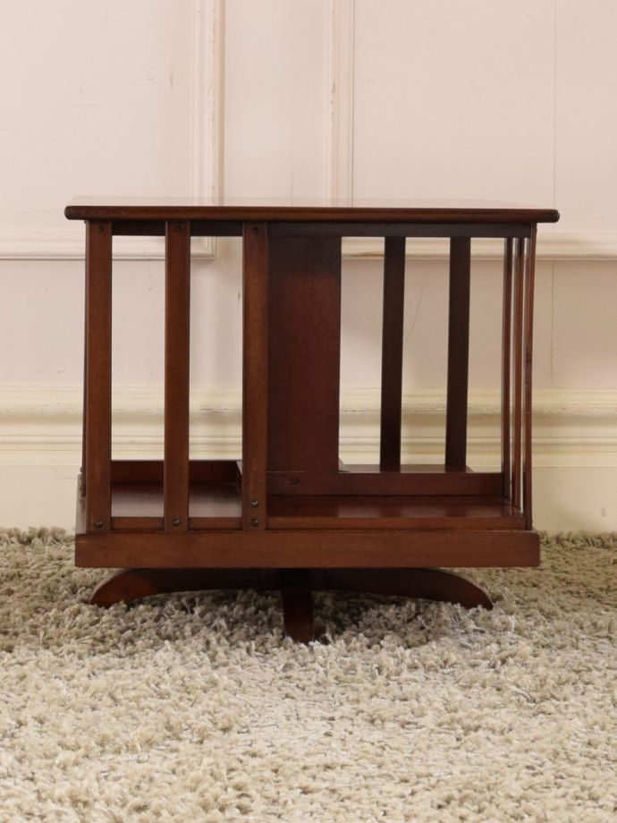 アンティーク本棚の後ろ姿