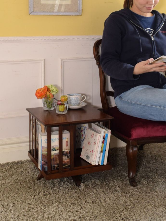 英国のアンティーク家具、リボルビングブックケース