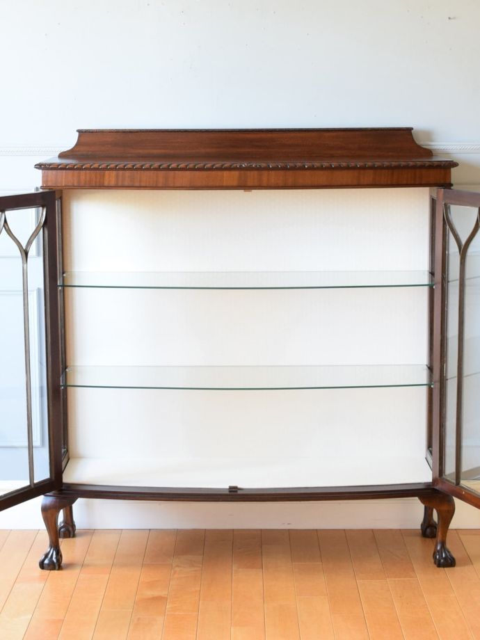 ガラスキャビネットの扉の中