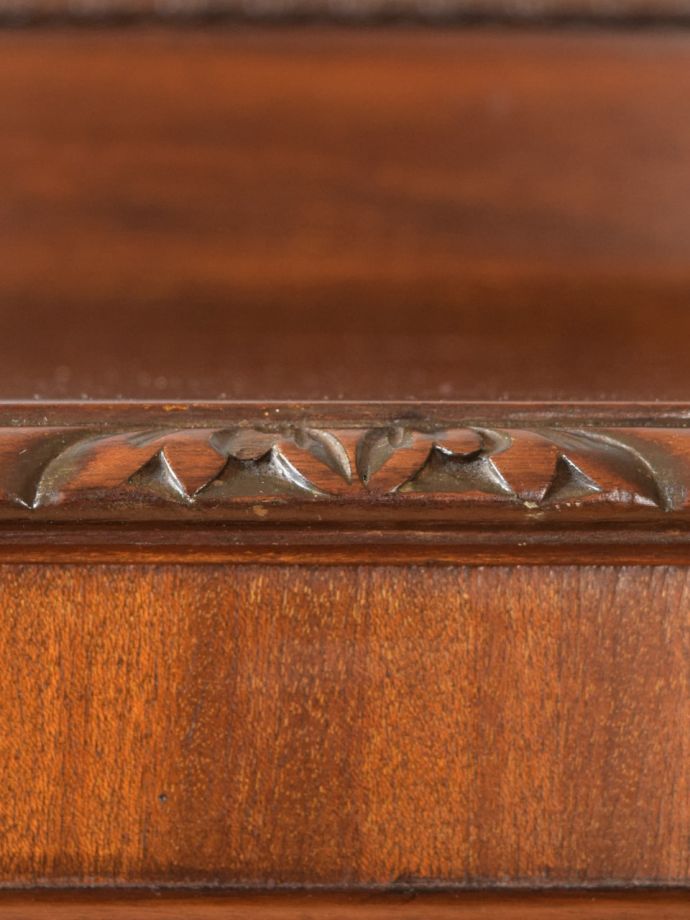 英国アンティーク家具らしい彫