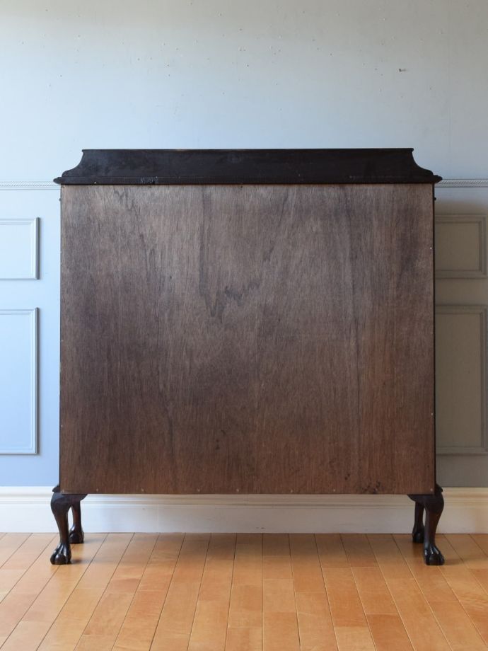 キャビネットの後ろ姿