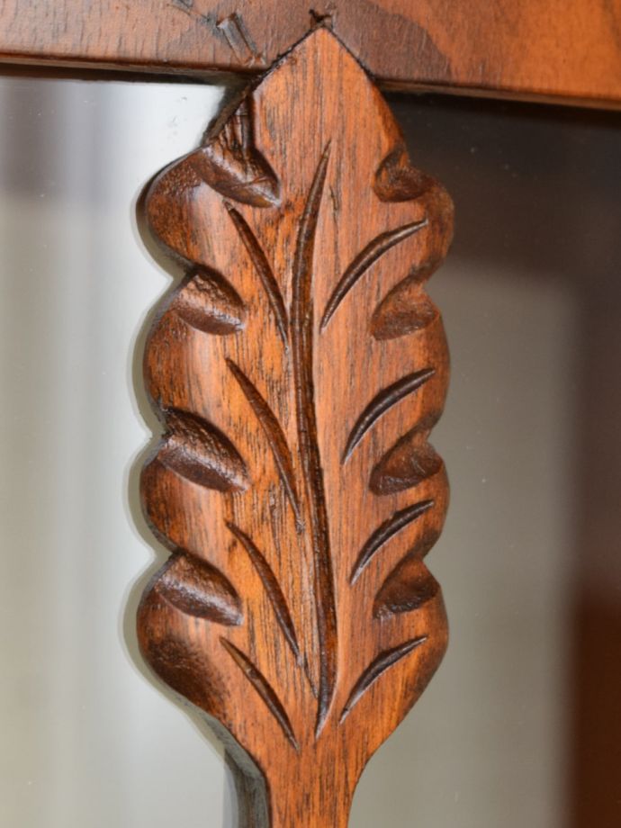 英国アンティーク家具らしい彫