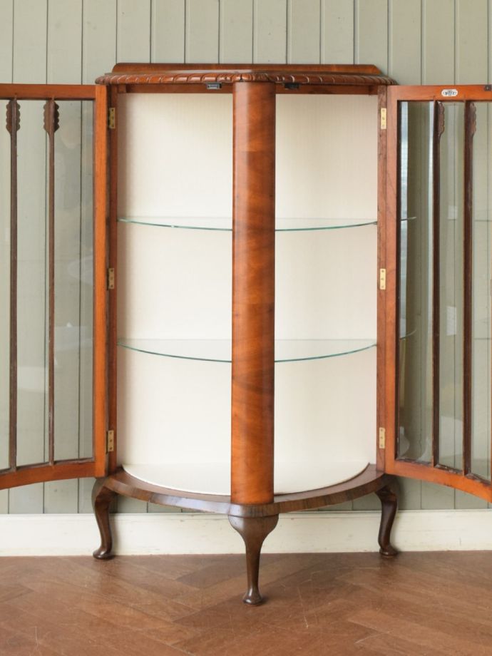 ガラスキャビネットの扉の中