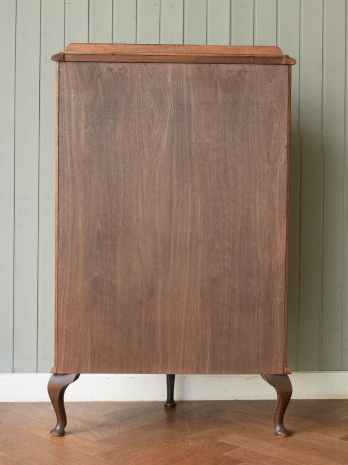 キャビネットの後ろ姿