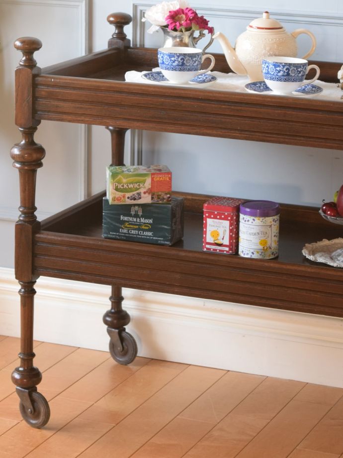 アンティーク家具らしさが漂うワゴン