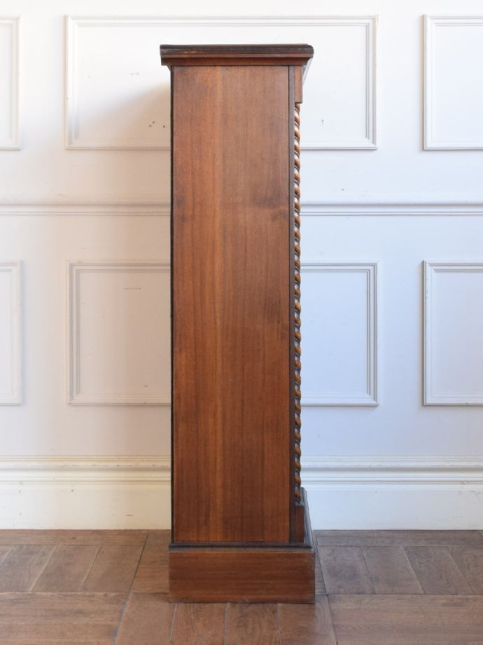 オープンシェルフの側面