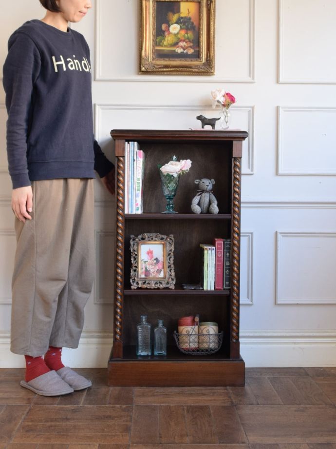 アンティークのオープンシェルフ