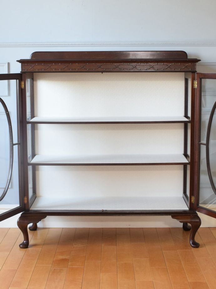 キャビネットの扉の中