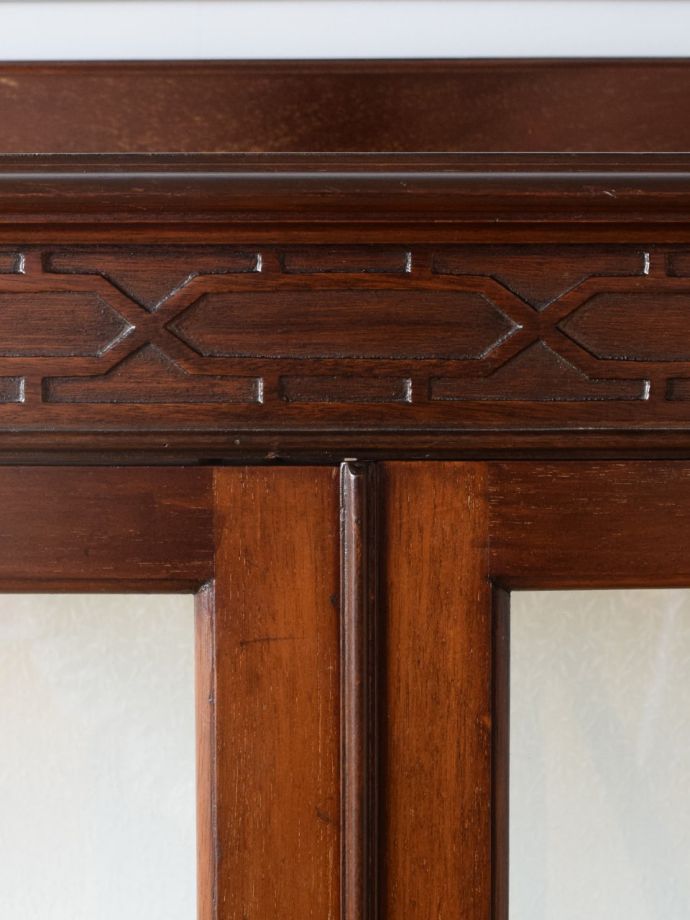 英国アンティーク家具らしい彫