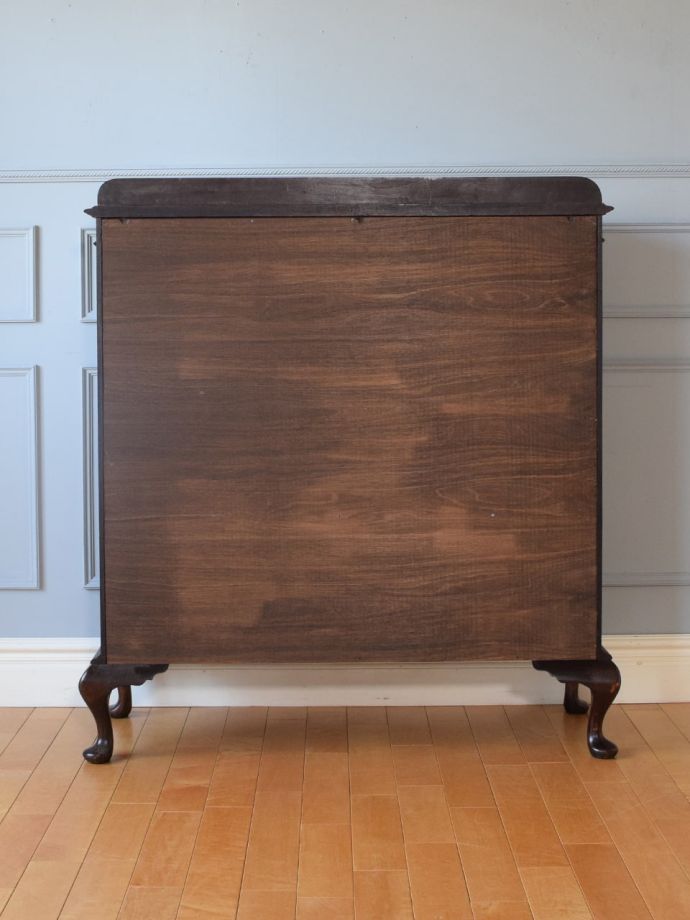 キャビネットの後ろ姿