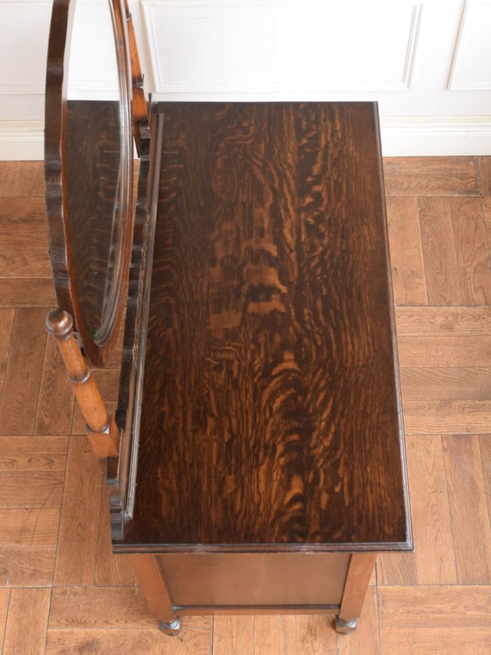 アンティークドレッサーの天板