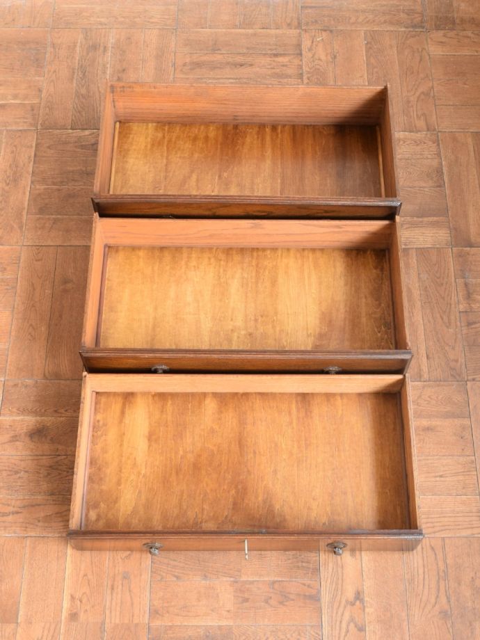 ドレッサーの引き出しの中