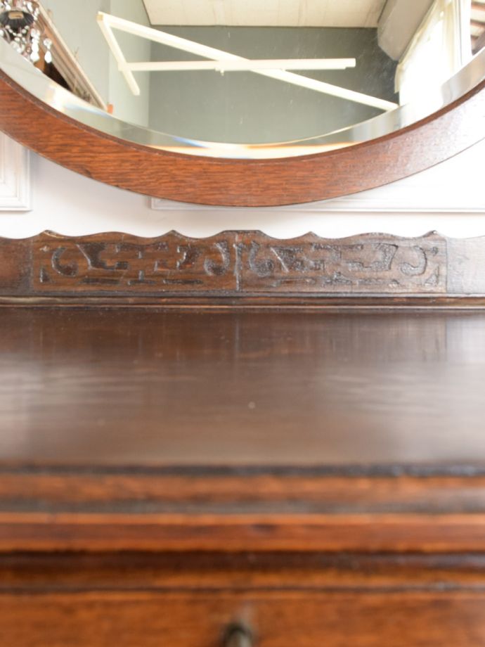 アンティーク家具らしい装飾