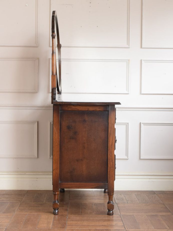 ドレッサーの側面