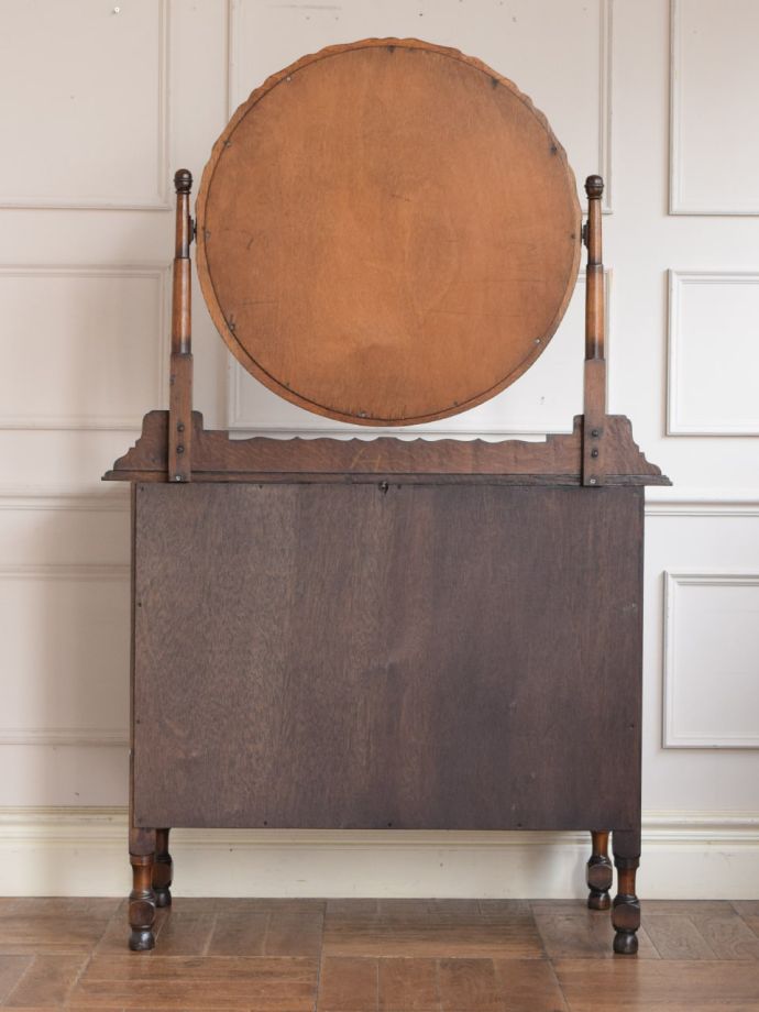 ドレッサーの後ろ姿