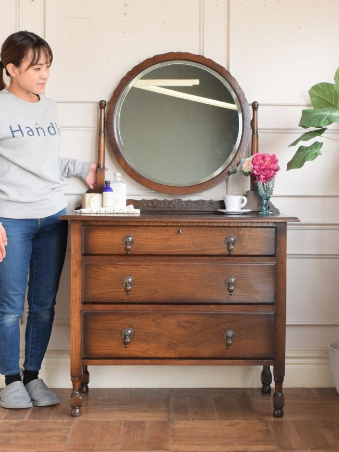 英国アンティークのドレッサー