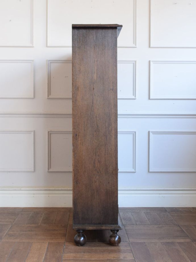 アンティークキャビネットの側面