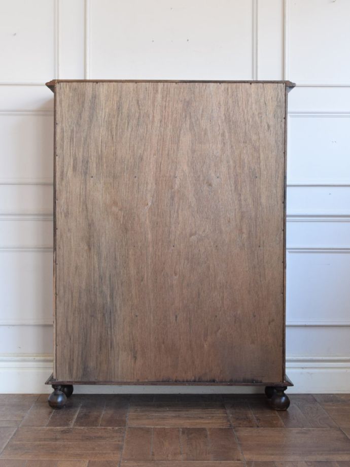 キャビネットの後ろ姿