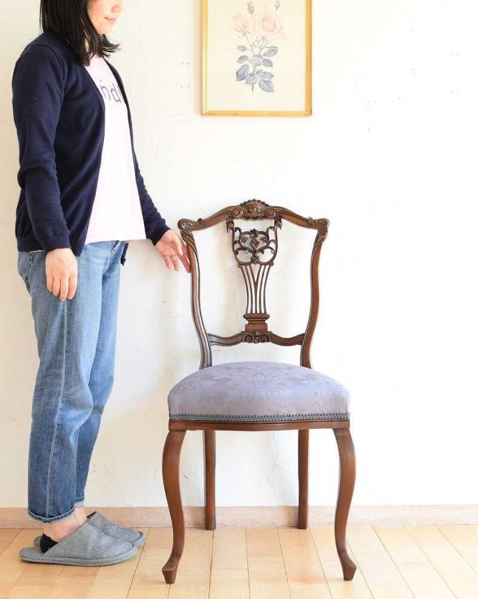 ダイニングチェア アンティーク チェア 英国輸入の美しい椅子、マホガニー材のアンティークサイドチェア(サロンチェア)。座るためだけじゃなく見て楽しむ椅子上質な雰囲気が漂うアンティークのサロンチェアは、座るためだけの椅子ではありません。(q-299-c)