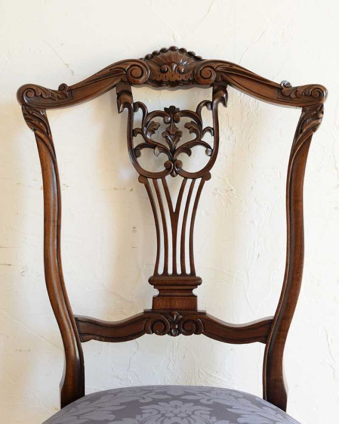 ダイニングチェア アンティーク チェア 英国輸入の美しい椅子、マホガニー材のアンティークサイドチェア(サロンチェア)。アンティークらしい背もたれの装飾上質な雰囲気を漂わせる細かい彫。(q-299-c)
