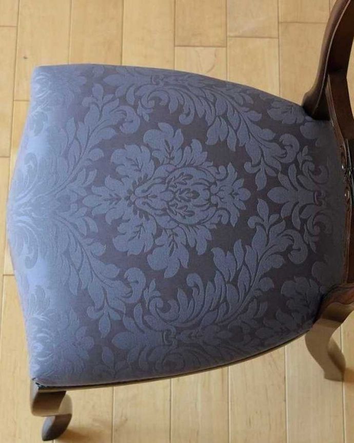 ダイニングチェア アンティーク チェア 英国輸入の美しい椅子、マホガニー材のアンティークサイドチェア(サロンチェア)。座面を上から見るとこんな感じ座面は布貼りなので、長時間座っても疲れません。(q-299-c)