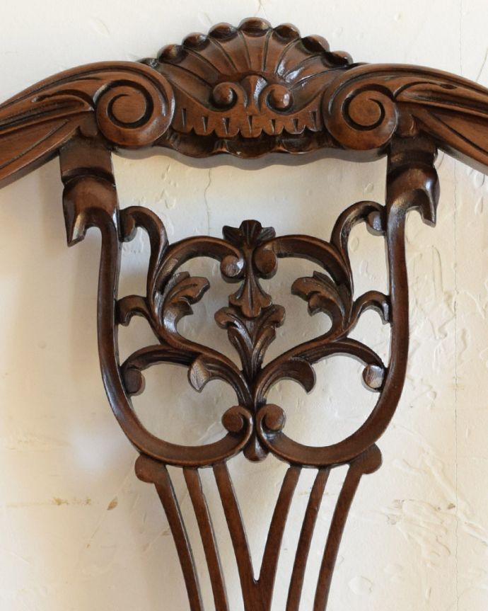 ダイニングチェア アンティーク チェア 英国輸入の美しい椅子、マホガニー材のアンティークサイドチェア(サロンチェア)。アンティークらしい背もたれの装飾上質な雰囲気を漂わせる細かい彫。(q-299-c)